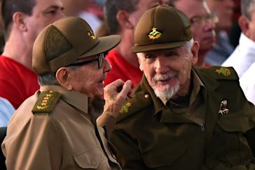 Raúl Castro (li.) und Ramiro Valdés bei der Veranstaltung am Mittwoch