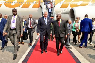 Kubas Präsident wurde am Flughafen vom angolanischen Außenminister Téte Antonio empfangen