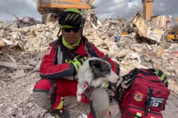 Hilfe aus Mexiko: Edgar Martinez mit Suchhund Balam im Einsatz in Adiyaman, Türkei