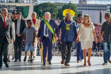 Anstatt Bolsonaro begleiteten Repräsentant:innen der Bevölkerung Lula und legten ihm die Schärpe um