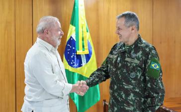 Lula mit dem neuen Kommandeur der Streitkräfte, General Tomás Miguel Ribeiro Paiva. Er folgte auf den gefeuerten de Arruda