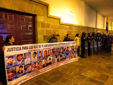 Protestierende in Cusco fordern "Gerechtigkeit für die mehr als 70 Ermordeten durch die Diktatur von Boluarte und Kongress"