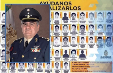 Oberst Rafael Hernández Nieto. Im Hintergrund die Bilder der 43 Lehramtsstudenten Oberst Rafael Hernández Nieto. Im Hintergrund die Bilder der 43 Lehramtsstudenten
