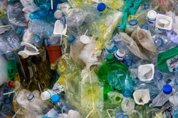 Jährlich landen bis zu zehn Tonnen Plastikmüll im Meer