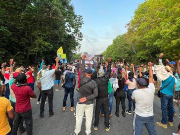 Die protestierenden Gemeinden in "Los dos ríos" sind von der Zusammenarbeit der Streitkräfte mit den AGC überzeugt