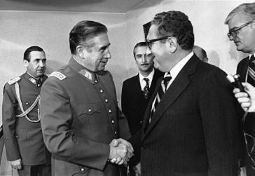 Augusto Pinochet empfängt den US-Außenminister Henry Kissinger in seinem Büro in Santiago de Chile. Foto 8. Juni 1976