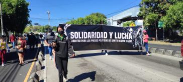 Unter dem Slogan "Solidarität und Kampf - Freiheit für die politischen Gefangenen von Santa Marta und Ades" forderten Aktivist:innen am Sonntag die Freilassung der Inhaftierten