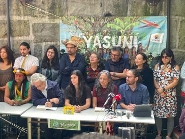 Die Ecuadorianer:innen haben nun die Möglichkeit, verbindlich gegen die Ölförderung im Yasuní-Regenwald zu votieren Die Ecuadorianer:innen haben nun die Möglichkeit, verbindlich gegen die Ölförderung im Yasuní-Regenwald zu votieren