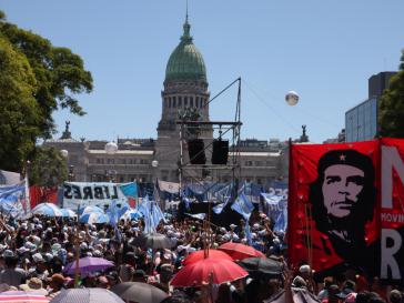 Hunderttausende kamen rund um den Platz des Kongresses zusammen. "Presente": Ernesto Che Guevara, gebürtiger Argentinier Hunderttausende kamen rund um den Platz des Kongresses zusammen. "Presente": Ernesto Che Guevara, gebürtiger Argentinier