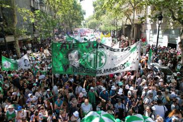 Block der Gewerkschaft der Staatsangestellten ATE. Staatsangestellte sind als erste von massiven Entlassungen betroffen Block der Gewerkschaft der Staatsangestellten ATE. Staatsangestellte sind als erste von massiven Entlassungen betroffen