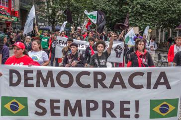 Demonstration am 23. März in Curitiba im Rahmen der landesweiten Mobilisierung #DitaduraNuncaMais Demonstration am 23. März in Curitiba im Rahmen der landesweiten Mobilisierung #DitaduraNuncaMais