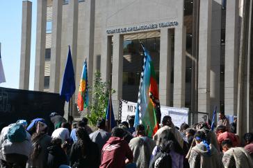 Die anwesenden Mapuche beten vor dem Gericht für einen guten Ausgang