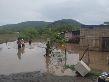 Aufgrund der jüngsten Regenfälle im Kanton Puerto López trat der Fluss Buena Vista über die Ufer und verursachte Überschwemmungen. Mehrere Familien sind betroffen