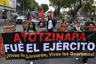 "Ayotzinapa. Es was das Militär. Lebend habt ihr sie genommen, lebend wollen wir sie zurück!" Protestaktion in Mexiko-Stadt gegen das Verschwindelassen der 43 Lehramtsstudenten "Ayotzinapa. Es was das Militär. Lebend habt ihr sie genommen, lebend wollen wir sie zurück!" Protestaktion in Mexiko-Stadt gegen das Verschwindelassen der 43 Lehramtsstudenten