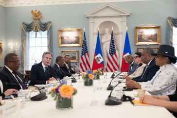 US-Außenminister Blinken sicherte dem haitianischen Premier Conille (2.v.re.) Unterstützung zu US-Außenminister Blinken sicherte dem haitianischen Premier Conille (2.v.re.) Unterstützung zu