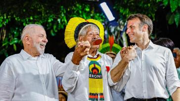 Lula und Macron mit dem indigenen Anführer Raoni Metuktir Lula und Macron mit dem indigenen Anführer Raoni Metuktir