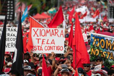 Große Demonstration vor dem Regierungsgebäude in Honduras zur Unterstützung von Präsidentin Castro Große Demonstration vor dem Regierungsgebäude in Honduras zur Unterstützung von Präsidentin Castro
