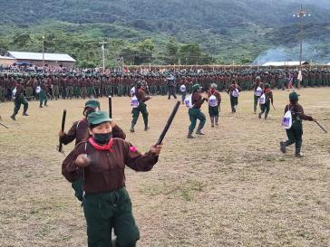 Milizionäre der EZLN exerzierten mit hölzernen Schlagstöcken zum Rhythmus von Cumbia