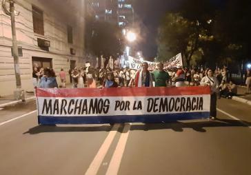 "Wir marschieren für die Demokratie" heißt es auf einer Demonstration in Paraguay