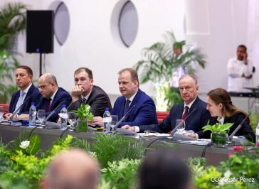 Die russische Delegation im Olof Palme Convention Centre in Managua, Nikolai Patruschew zweiter v.r.