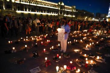 Protest vor dem Regierungspalast in Mexiko-Stadt: Schuhe und Kerzen symbolisieren die Verschwundenen Protest vor dem Regierungspalast in Mexiko-Stadt: Schuhe und Kerzen symbolisieren die Verschwundenen