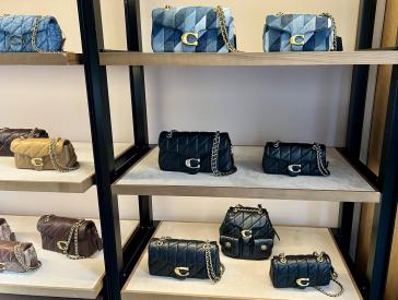 Luxusgüter, wie diese Handtaschen in London, werden laut NGO aus Leder aus illegaler Rinderzucht hergestellt Luxusgüter, wie diese Handtaschen in London, werden laut NGO aus Leder aus illegaler Rinderzucht hergestellt