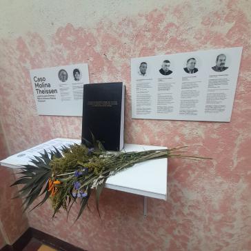 In dem Militärlager in Quetzaltenango, in dem Emma Theissen inhaftiert war und gefoltert wurde, erinnert heute eine Gedenkstelle an das Verbrechen und benennt die Verantwortlichen In dem Militärlager in Quetzaltenango, in dem Emma Theissen inhaftiert war und gefoltert wurde, erinnert heute eine Gedenkstelle an das Verbrechen und benennt die Verantwortlichen