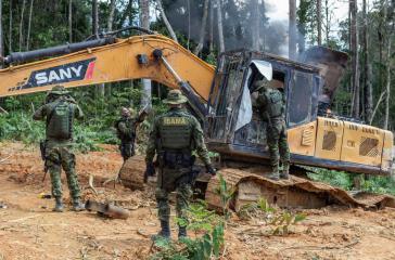 Beamten der Umweltbehörde Ibama bei einer Aktion gegen illegalen Bergbau. NGO´s befürchten, das umweltschädigende Industrie durch das neue Gesetz gefördert wird Beamten der Umweltbehörde Ibama bei einer Aktion gegen illegalen Bergbau. NGO´s befürchten, das umweltschädigende Industrie durch das neue Gesetz gefördert wird