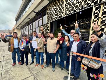 Vertreter der Wahlallianz Venceremos nach Registrierung für die Wahlen in Peru Vertreter der Wahlallianz Venceremos nach Registrierung für die Wahlen in Peru