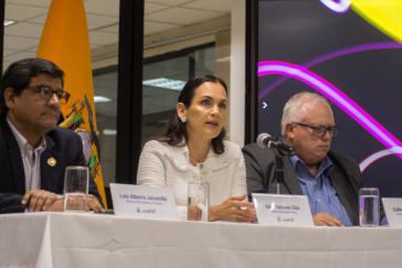 Ministerin Inés Manzano (Bildmitte) bei der Pressekonferenz zum neuen Erdölvertrag Ministerin Inés Manzano (Bildmitte) bei der Pressekonferenz zum neuen Erdölvertrag