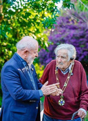 Mujica erhielt den Orden "Kreuz des Südens" von Lula Mujica erhielt den Orden "Kreuz des Südens" von Lula