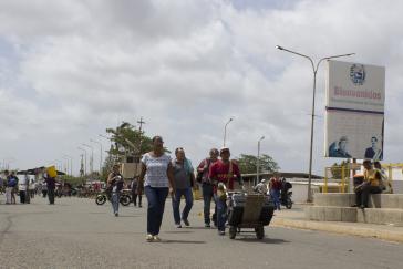 Täglich passieren Hunderte Menschen die Brücken zwischen Kolumbien und Venezuela - in beide Richtungen Täglich passieren Hunderte Menschen die Brücken zwischen Kolumbien und Venezuela - in beide Richtungen