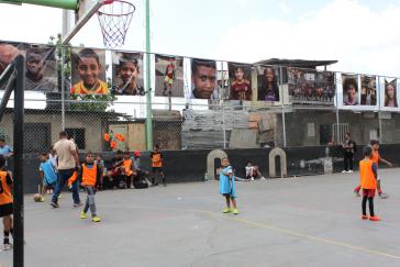 Die Sanierung eines Basketballplatzes hat den lokalen Sport gefördert Die Sanierung eines Basketballplatzes hat den lokalen Sport gefördert
