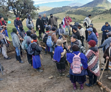 Angehörige der indigenen Gemeinschaften der Misak und Nasa während des Territorialkonflikts im Cauca Angehörige der indigenen Gemeinschaften der Misak und Nasa während des Territorialkonflikts im Cauca