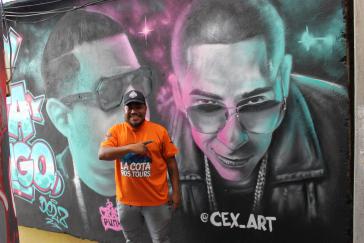 Der Graffitikünstler cex_art vor einem seiner Wandbilder in Cota 905 Der Graffitikünstler cex_art vor einem seiner Wandbilder in Cota 905