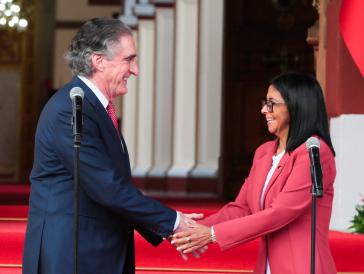 Rodríguez mit US-Innenminister Burgum Anfang März in Caracas. Jetzt hoben die US die Sanktionen gegen Rodríguez auf Rodríguez mit US-Innenminister Burgum Anfang März in Caracas. Jetzt hoben die US die Sanktionen gegen Rodríguez auf