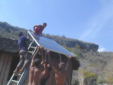 Schon seit den 1980ern werden in Kuba Solarpanelen installiert, doch hindern die Sanktionen den schnellen Umstieg auf erneuerbare Energien Schon seit den 1980ern werden in Kuba Solarpanelen installiert, doch hindern die Sanktionen den schnellen Umstieg auf erneuerbare Energien