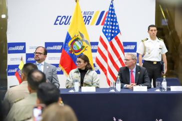 Vizepräsidentin Pinto (Bildmitte) bei der formellen Installierung des FBI Büros in Ecuador Vizepräsidentin Pinto (Bildmitte) bei der formellen Installierung des FBI Büros in Ecuador