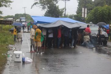 Garífuna bei der Straßenblockade gegen Kriminalisierung Garífuna bei der Straßenblockade gegen Kriminalisierung