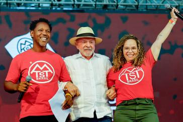 Lula bei einem Treffen mit der urbanen Sozialbewegung MTST Lula bei einem Treffen mit der urbanen Sozialbewegung MTST