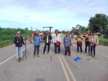 Ayoreo blockieren Straße in Paraguay, um auf die Zerstörung ihres Landes aufmerksam zu machen.