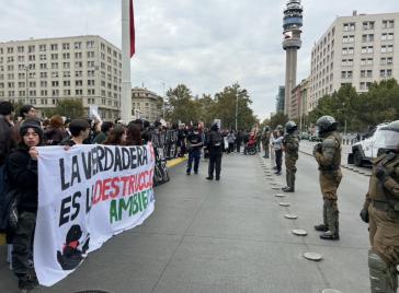 Der Demonstrationszug stoppt vor einer Polizeikette vor dem Präsidentenpalast, später kam es zu Polizeigewalt Der Demonstrationszug stoppt vor einer Polizeikette vor dem Präsidentenpalast, später kam es zu Polizeigewalt