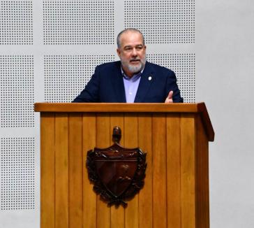 Premierminister Manuel Marrero stellt die Reformen im Parlament ausführlich vor Premierminister Manuel Marrero stellt die Reformen im Parlament ausführlich vor