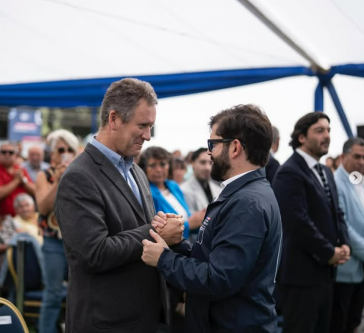 Juan Carlos Muñoz, ehemaliger Minister für Transport und Telekommunikation, gemeinsam mit Ex-Präsident Gabriel Boric bei der Eröffnung einer Bahnlinie in Talagante Juan Carlos Muñoz, ehemaliger Minister für Transport und Telekommunikation, gemeinsam mit Ex-Präsident Gabriel Boric bei der Eröffnung einer Bahnlinie in Talagante