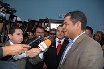 Rafael Correa: Der Wahlsieger stellt sich der Presse Glückwünsche für Rafael Correa