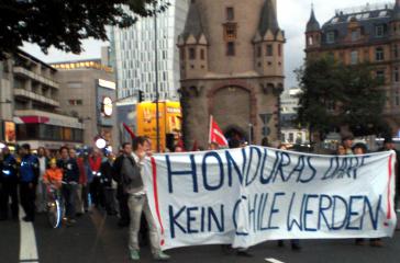 Solidaritätsdemo am Eschenheimer Tor in Frankfurt. "Honduras darf kein zweites Chile werden!"