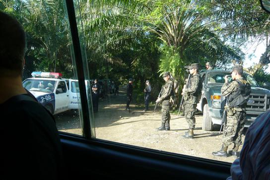 Blick aus dem Autofenster auf schwer bewaffnete Soldaten 