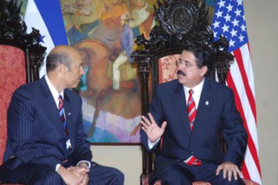 Botschafter der USA, Hugo Llorens, mit Präsident Zelaya