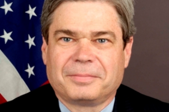 Portrait des Ex-Botschafters Ford vor US-Fahne