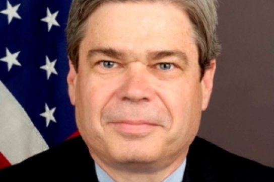 "Müssen nun tätig werden": Ehemaliger US-Botschafter Charles A. Ford Portrait des Ex-Botschafters Ford vor US-Fahne